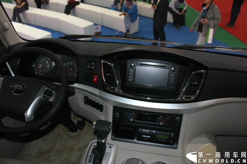 5月11-13日，2015北京国际道路运输、城市公交车辆及零部件展览会（以下简称“北京客车展”）在北京国家会议中心举行。在这场客车盛宴上，宇通客车携四款车型展示，分别是高端商务车T7、10米纯电动公交车 ZK6105BEVG3、7米纯电动公交车ZK6705BEVG1、10米纯电动团体车ZK6115BEV2。其中，高端商务车ZK6710首次亮相。图为宇通T7高档商务车