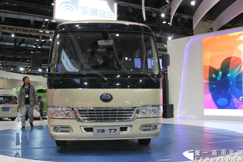 5月11-13日，2015北京国际道路运输、城市公交车辆及零部件展览会（以下简称“北京客车展”）在北京国家会议中心举行。在这场客车盛宴上，宇通客车携四款车型展示，分别是高端商务车T7、10米纯电动公交车 ZK6105BEVG3、7米纯电动公交车ZK6705BEVG1、10米纯电动团体车ZK6115BEV2。其中，高端商务车ZK6710首次亮相。图为宇通T7高档商务车