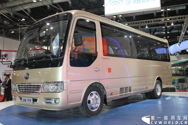 5月11-13日，2015北京国际道路运输、城市公交车辆及零部件展览会（以下简称“北京客车展”）在北京国家会议中心举行。在这场客车盛宴上，宇通客车携四款车型展示，分别是高端商务车T7、10米纯电动公交车 ZK6105BEVG3、7米纯电动公交车ZK6705BEVG1、10米纯电动团体车ZK6115BEV2。其中，高端商务车ZK6710首次亮相。图为宇通T7高档商务车