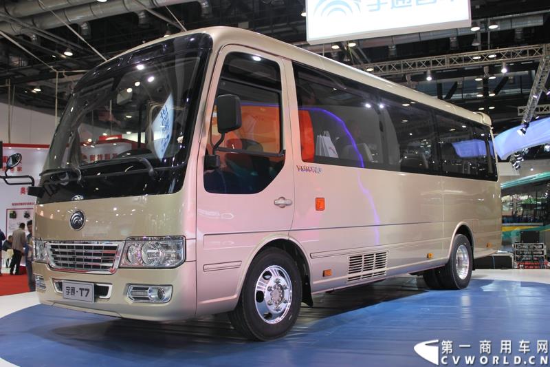 5月11-13日，2015北京国际道路运输、城市公交车辆及零部件展览会（以下简称“北京客车展”）在北京国家会议中心举行。在这场客车盛宴上，宇通客车携四款车型展示，分别是高端商务车T7、10米纯电动公交车 ZK6105BEVG3、7米纯电动公交车ZK6705BEVG1、10米纯电动团体车ZK6115BEV2。其中，高端商务车ZK6710首次亮相。图为宇通T7高档商务车