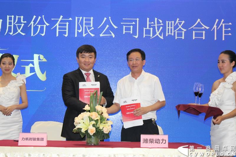 6月13日下午，在昆明的第三届中国-南亚博览会现场， 力帆时骏集团与潍柴动力股份有限公司正式签署战略合作协议，标志着力帆时骏未来将在国内中高端重卡领域大展拳脚。图为力帆时骏集团总裁马李斌和潍柴集团副总裁冯刚签约现场