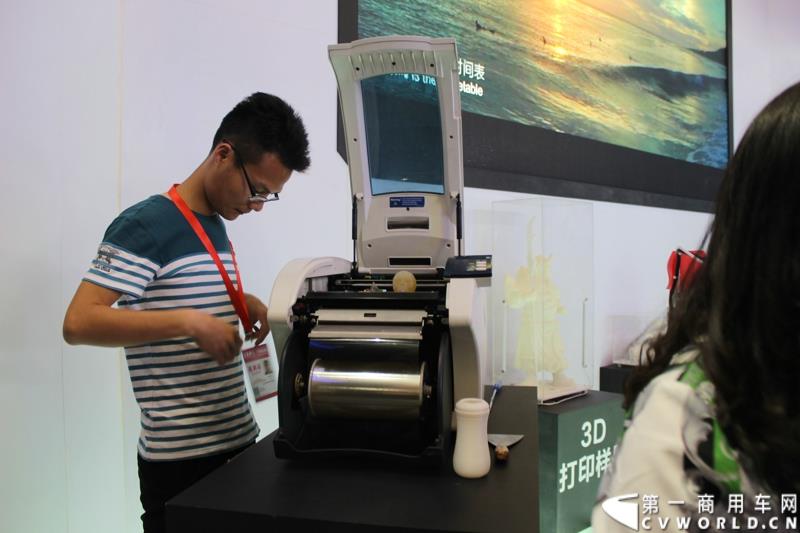 6月13日下午，在昆明的第三届中国-南亚博览会现场， 力帆时骏集团与潍柴动力股份有限公司正式签署战略合作协议，标志着力帆时骏未来将在国内中高端重卡领域大展拳脚。图为力帆时骏展示3D打印技术 