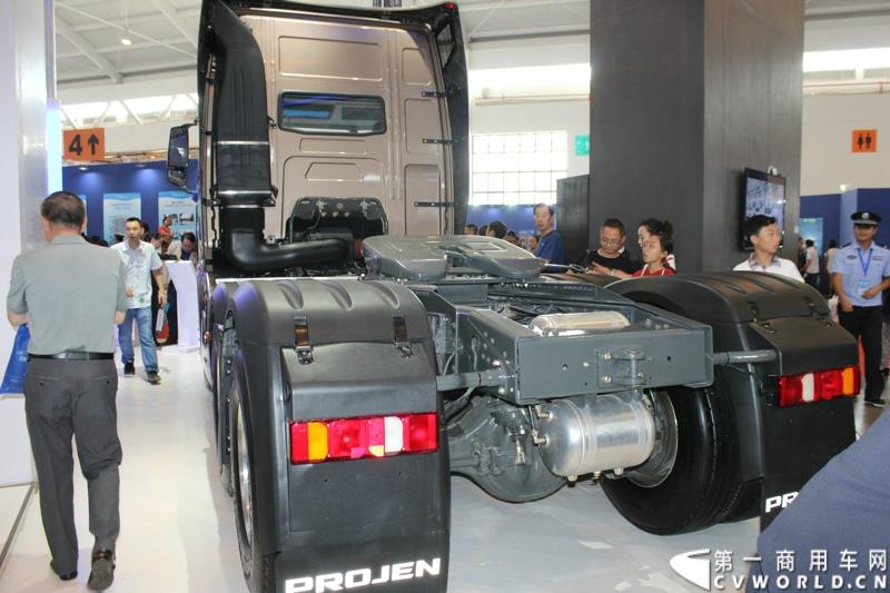 6月13日下午，在昆明的第三届中国-南亚博览会现场， 力帆时骏集团与潍柴动力股份有限公司正式签署战略合作协议，标志着力帆时骏未来将在国内中高端重卡领域大展拳脚。图为力帆时骏展示的铂骏•天际高端重卡 