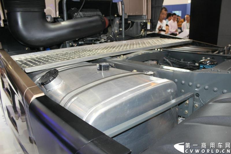 6月13日下午，在昆明的第三届中国-南亚博览会现场， 力帆时骏集团与潍柴动力股份有限公司正式签署战略合作协议，标志着力帆时骏未来将在国内中高端重卡领域大展拳脚。图为力帆时骏展示的铂骏•天际高端重卡 