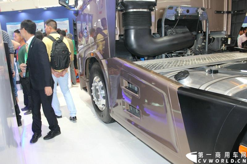 6月13日下午，在昆明的第三届中国-南亚博览会现场， 力帆时骏集团与潍柴动力股份有限公司正式签署战略合作协议，标志着力帆时骏未来将在国内中高端重卡领域大展拳脚。图为力帆时骏展示的铂骏•天际高端重卡 