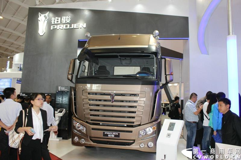 6月13日下午，在昆明的第三届中国-南亚博览会现场， 力帆时骏集团与潍柴动力股份有限公司正式签署战略合作协议，标志着力帆时骏未来将在国内中高端重卡领域大展拳脚。图为力帆时骏展示的铂骏•天际高端重卡 