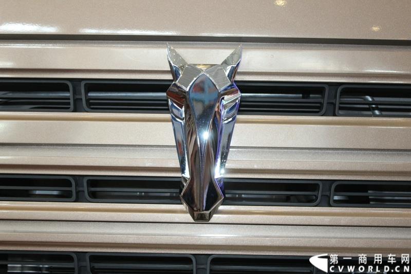 6月13日下午，在昆明的第三届中国-南亚博览会现场， 力帆时骏集团与潍柴动力股份有限公司正式签署战略合作协议，标志着力帆时骏未来将在国内中高端重卡领域大展拳脚。图为力帆时骏展示的铂骏•天际高端重卡 