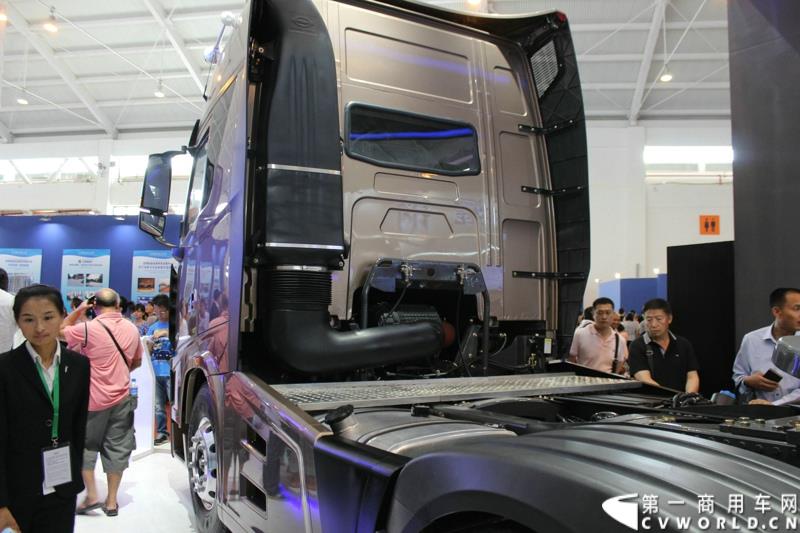 6月13日下午，在昆明的第三届中国-南亚博览会现场， 力帆时骏集团与潍柴动力股份有限公司正式签署战略合作协议，标志着力帆时骏未来将在国内中高端重卡领域大展拳脚。图为力帆时骏展示的铂骏•天际高端重卡 