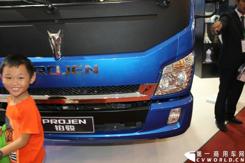 6月13日下午，在昆明的第三届中国-南亚博览会现场， 力帆时骏集团与潍柴动力股份有限公司正式签署战略合作协议，标志着力帆时骏未来将在国内中高端重卡领域大展拳脚。图为力帆时骏展示的铂骏•翼骏国五动力轻卡 