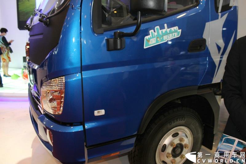 6月13日下午，在昆明的第三届中国-南亚博览会现场， 力帆时骏集团与潍柴动力股份有限公司正式签署战略合作协议，标志着力帆时骏未来将在国内中高端重卡领域大展拳脚。图为力帆时骏展示的铂骏•翼骏国五动力轻卡 