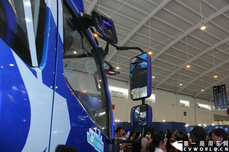 6月13日下午，在昆明的第三届中国-南亚博览会现场， 力帆时骏集团与潍柴动力股份有限公司正式签署战略合作协议，标志着力帆时骏未来将在国内中高端重卡领域大展拳脚。图为力帆时骏展示的铂骏•翼骏国五动力轻卡 