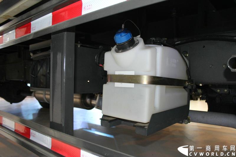 6月13日下午，在昆明的第三届中国-南亚博览会现场， 力帆时骏集团与潍柴动力股份有限公司正式签署战略合作协议，标志着力帆时骏未来将在国内中高端重卡领域大展拳脚。图为力帆时骏展示的铂骏•翼骏国五动力轻卡 