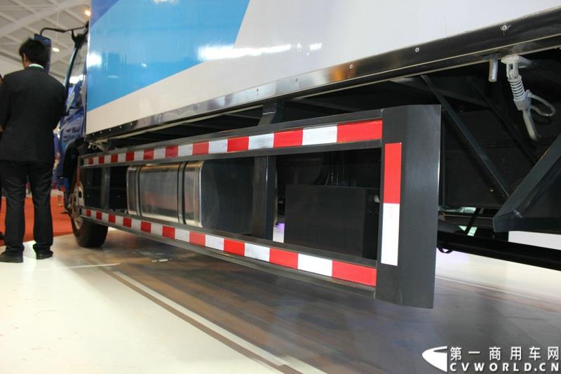 6月13日下午，在昆明的第三届中国-南亚博览会现场， 力帆时骏集团与潍柴动力股份有限公司正式签署战略合作协议，标志着力帆时骏未来将在国内中高端重卡领域大展拳脚。图为力帆时骏展示的铂骏•翼骏国五动力轻卡 