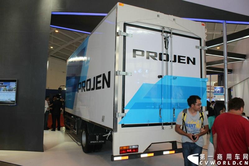 6月13日下午，在昆明的第三届中国-南亚博览会现场， 力帆时骏集团与潍柴动力股份有限公司正式签署战略合作协议，标志着力帆时骏未来将在国内中高端重卡领域大展拳脚。图为力帆时骏展示的铂骏•翼骏国五动力轻卡 