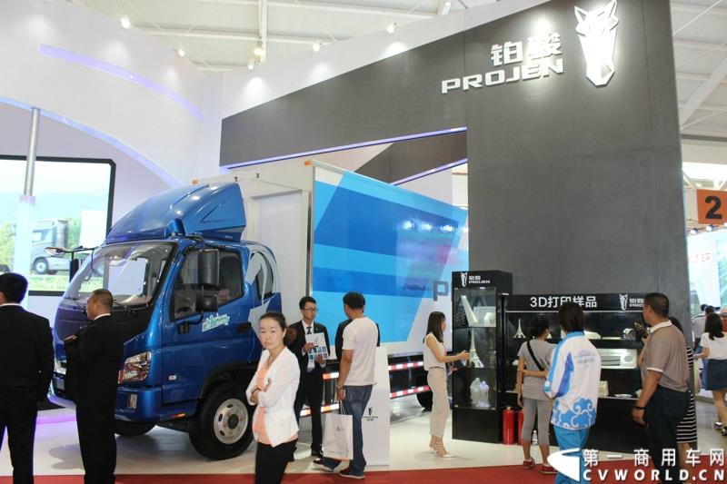 6月13日下午，在昆明的第三届中国-南亚博览会现场， 力帆时骏集团与潍柴动力股份有限公司正式签署战略合作协议，标志着力帆时骏未来将在国内中高端重卡领域大展拳脚。图为力帆时骏展示的铂骏•翼骏国五动力轻卡 