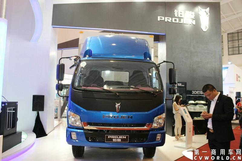 6月13日下午，在昆明的第三届中国-南亚博览会现场， 力帆时骏集团与潍柴动力股份有限公司正式签署战略合作协议，标志着力帆时骏未来将在国内中高端重卡领域大展拳脚。图为力帆时骏展示的铂骏•翼骏国五动力轻卡 