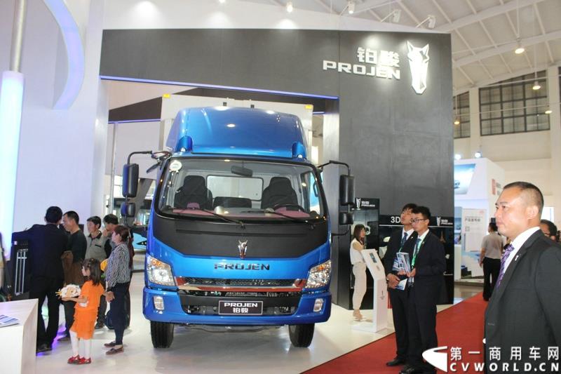 6月13日下午，在昆明的第三届中国-南亚博览会现场， 力帆时骏集团与潍柴动力股份有限公司正式签署战略合作协议，标志着力帆时骏未来将在国内中高端重卡领域大展拳脚。图为力帆时骏展示的铂骏•翼骏国五动力轻卡 