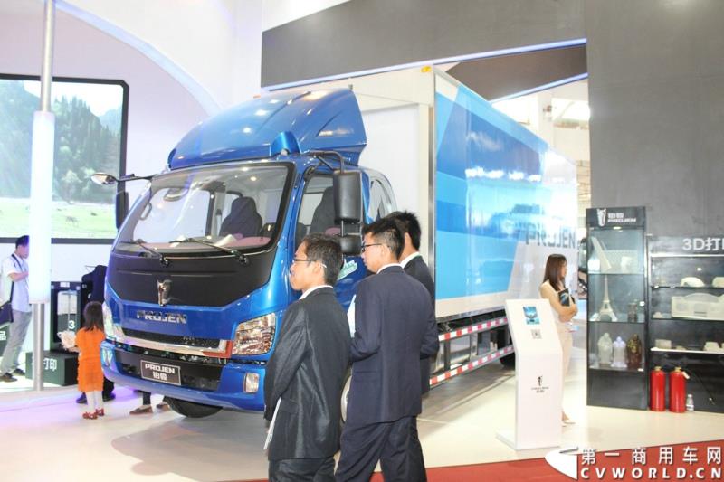 6月13日下午，在昆明的第三届中国-南亚博览会现场， 力帆时骏集团与潍柴动力股份有限公司正式签署战略合作协议，标志着力帆时骏未来将在国内中高端重卡领域大展拳脚。图为力帆时骏展示的铂骏•翼骏国五动力轻卡 