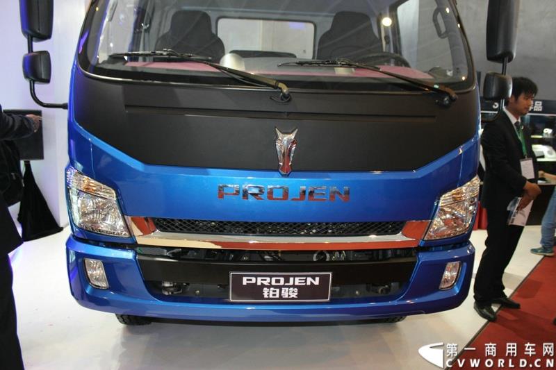 6月13日下午，在昆明的第三届中国-南亚博览会现场， 力帆时骏集团与潍柴动力股份有限公司正式签署战略合作协议，标志着力帆时骏未来将在国内中高端重卡领域大展拳脚。图为力帆时骏展示的铂骏•翼骏国五动力轻卡 