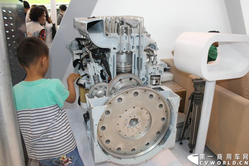 6月13日下午，在昆明的第三届中国-南亚博览会现场， 力帆时骏集团与潍柴动力股份有限公司正式签署战略合作协议，标志着力帆时骏未来将在国内中高端重卡领域大展拳脚。图为现场展示的潍柴发动机 