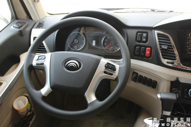 7月2日，从北京出发，途径天津、沈阳后，宇通高档商务客车T7“新长征”品质见证之旅第四站来到哈尔滨，并举行了多项评测活动。 图为：宇通T7驾驶室