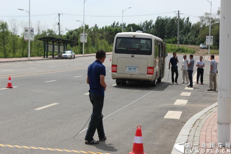 7月2日，从北京出发，途径天津、沈阳后，宇通高档商务客车T7“新长征”品质见证之旅第四站来到哈尔滨，并举行了多项评测活动。 图为：宇通T7进行制动距离测试