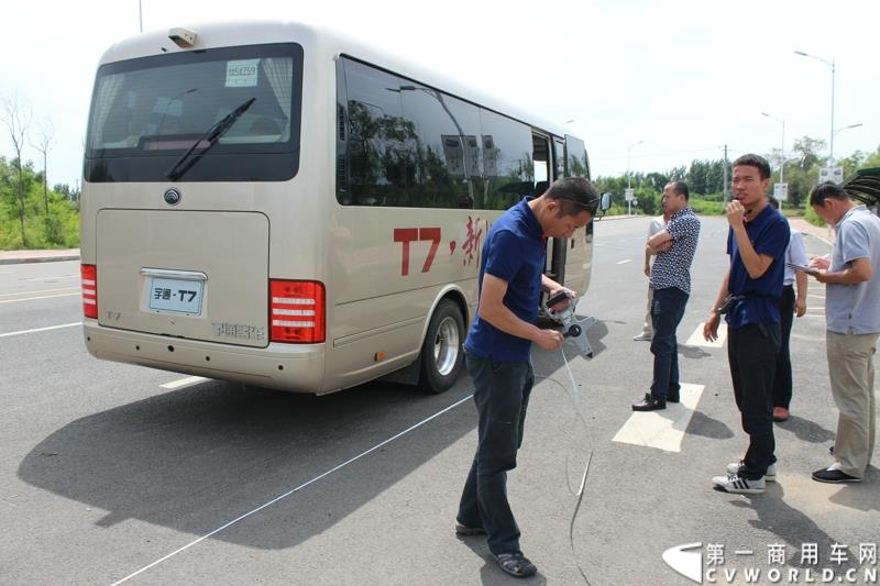 7月2日，从北京出发，途径天津、沈阳后，宇通高档商务客车T7“新长征”品质见证之旅第四站来到哈尔滨，并举行了多项评测活动。 图为：宇通T7进行制动距离测试