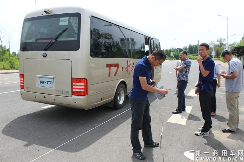 7月2日，从北京出发，途径天津、沈阳后，宇通高档商务客车T7“新长征”品质见证之旅第四站来到哈尔滨，并举行了多项评测活动。 图为：宇通T7进行制动距离测试