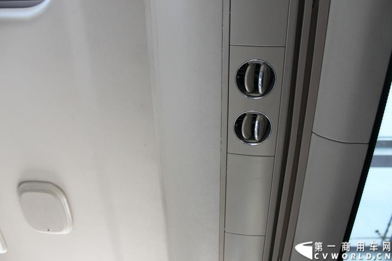 7月2日，从北京出发，途径天津、沈阳后，宇通高档商务客车T7“新长征”品质见证之旅第四站来到哈尔滨，并举行了多项评测活动。 图为：宇通T7内饰