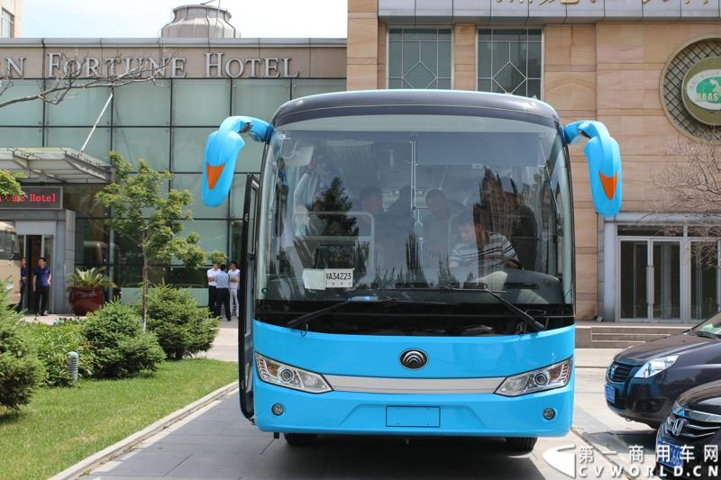 7月2日，从北京出发，途径天津、沈阳后，宇通高档商务客车T7“新长征”品质见证之旅第四站来到哈尔滨，并举行了多项评测活动。 图为：宇通T7品质见证之旅哈尔滨站还展示了一辆宇通纯电动客车