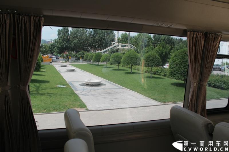 7月2日，从北京出发，途径天津、沈阳后，宇通高档商务客车T7“新长征”品质见证之旅第四站来到哈尔滨，并举行了多项评测活动。 图为：宇通T7内饰