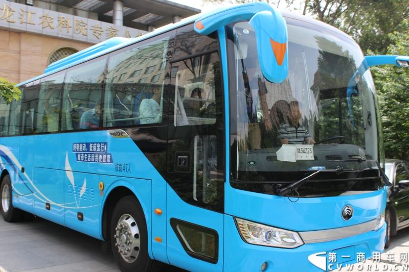 7月2日，从北京出发，途径天津、沈阳后，宇通高档商务客车T7“新长征”品质见证之旅第四站来到哈尔滨，并举行了多项评测活动。 图为：宇通T7品质见证之旅哈尔滨站还展示了一辆宇通纯电动客车