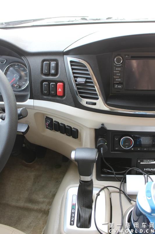 7月2日，从北京出发，途径天津、沈阳后，宇通高档商务客车T7“新长征”品质见证之旅第四站来到哈尔滨，并举行了多项评测活动。 图为：宇通T7内饰