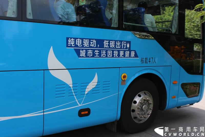 7月2日，从北京出发，途径天津、沈阳后，宇通高档商务客车T7“新长征”品质见证之旅第四站来到哈尔滨，并举行了多项评测活动。 图为：宇通T7品质见证之旅哈尔滨站还展示了一辆宇通纯电动客车