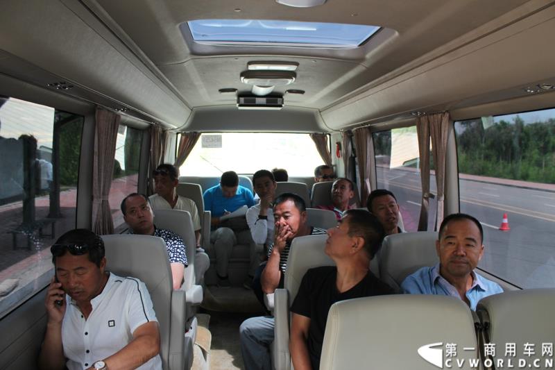 7月2日，从北京出发，途径天津、沈阳后，宇通高档商务客车T7“新长征”品质见证之旅第四站来到哈尔滨，并举行了多项评测活动。 图为：哈尔滨客户代表感受宇通T7