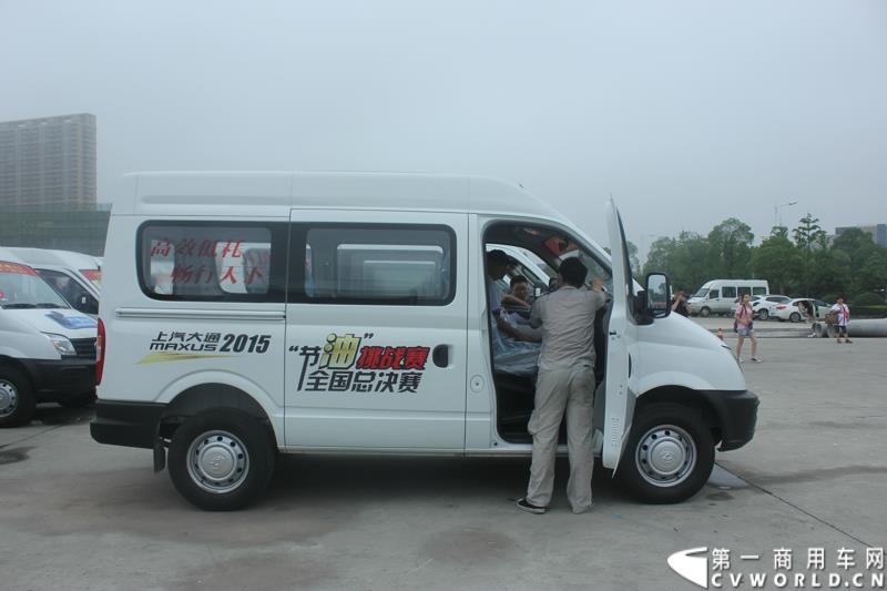 6月28日，上汽大通V80节油挑战赛全国总决赛在杭州开战。此次赛事用车为上汽大通V80 AMT车型，是行业内首款搭载AMT机械自动变速箱的宽体轻客车型。图为：技术人员检查比赛用车