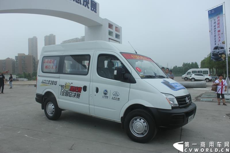 6月28日，上汽大通V80节油挑战赛全国总决赛在杭州开战。此次赛事用车为上汽大通V80 AMT车型，是行业内首款搭载AMT机械自动变速箱的宽体轻客车型。图为：上汽大通V80 AMT车型