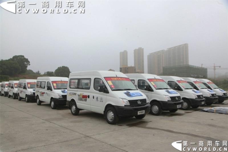 6月28日，上汽大通V80节油挑战赛全国总决赛在杭州开战。此次赛事用车为上汽大通V80 AMT车型，是行业内首款搭载AMT机械自动变速箱的宽体轻客车型。图为：上汽大通V80全国节油达人挑战赛总决赛现场