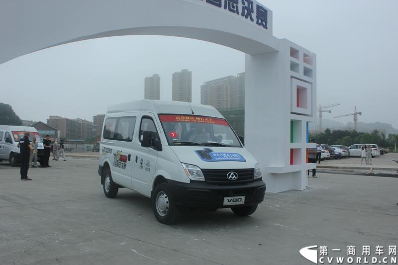 6月28日，上汽大通V80节油挑战赛全国总决赛在杭州开战。此次赛事用车为上汽大通V80 AMT车型，是行业内首款搭载AMT机械自动变速箱的宽体轻客车型。图为：上汽大通V80节油挑战赛全国32强争霸赛在杭州开战