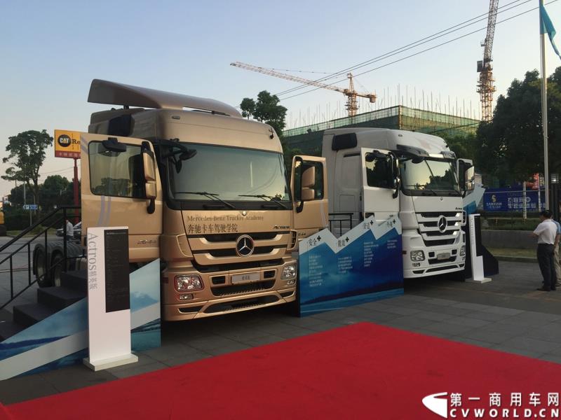 7月28日，梅赛德斯-奔驰卡车T.C.O运盈智汇升级品鉴会暨利星行商用车（昆山）有限公司开业仪式在上海隆重举行。图为：梅赛德斯-奔驰卡车Actros 