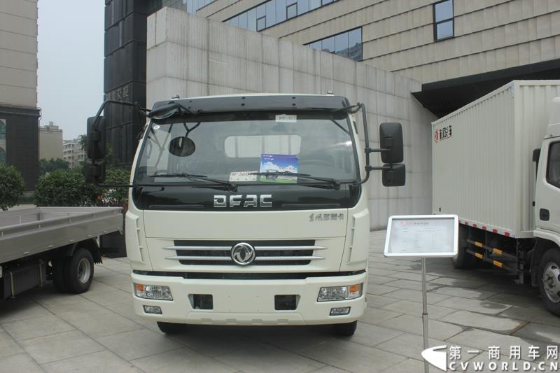 7月18日，由东风汽车股份有限公司举办的“东风汽车中国卡友节油挑战赛在江城武汉正式启动。此次节油挑战赛海选赛事的最大特点就是对参赛选手设置低门槛，凡是符合B2及以上驾照，驾龄在2年以的司机均可驾驶6米及以上的自购轻卡前来参赛，且参赛车型不分品牌、不限地域、采用全开放的形式举行。图为：东风多利卡L系列云内国IV车型