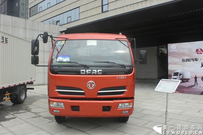 7月18日，由东风汽车股份有限公司举办的“东风汽车中国卡友节油挑战赛在江城武汉正式启动。此次节油挑战赛海选赛事的最大特点就是对参赛选手设置低门槛，凡是符合B2及以上驾照，驾龄在2年以的司机均可驾驶6米及以上的自购轻卡前来参赛，且参赛车型不分品牌、不限地域、采用全开放的形式举行。图为：东风工程车重在王中王