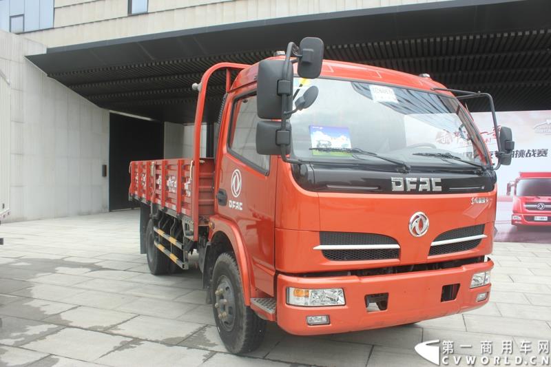 7月18日，由东风汽车股份有限公司举办的“东风汽车中国卡友节油挑战赛在江城武汉正式启动。此次节油挑战赛海选赛事的最大特点就是对参赛选手设置低门槛，凡是符合B2及以上驾照，驾龄在2年以的司机均可驾驶6米及以上的自购轻卡前来参赛，且参赛车型不分品牌、不限地域、采用全开放的形式举行。图为：东风工程车重在王中王