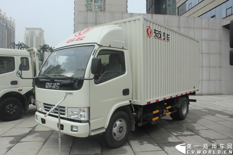 7月18日，由东风汽车股份有限公司举办的“东风汽车中国卡友节油挑战赛在江城武汉正式启动。此次节油挑战赛海选赛事的最大特点就是对参赛选手设置低门槛，凡是符合B2及以上驾照，驾龄在2年以的司机均可驾驶6米及以上的自购轻卡前来参赛，且参赛车型不分品牌、不限地域、采用全开放的形式举行。图为：东风凯普特E280国IV气刹车型