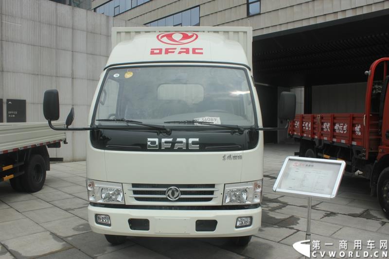 7月18日，由东风汽车股份有限公司举办的“东风汽车中国卡友节油挑战赛在江城武汉正式启动。此次节油挑战赛海选赛事的最大特点就是对参赛选手设置低门槛，凡是符合B2及以上驾照，驾龄在2年以的司机均可驾驶6米及以上的自购轻卡前来参赛，且参赛车型不分品牌、不限地域、采用全开放的形式举行。图为：东风凯普特E280国IV气刹车型