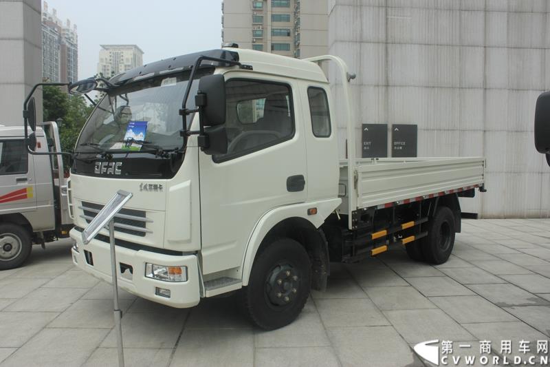 7月18日，由东风汽车股份有限公司举办的“东风汽车中国卡友节油挑战赛在江城武汉正式启动。此次节油挑战赛海选赛事的最大特点就是对参赛选手设置低门槛，凡是符合B2及以上驾照，驾龄在2年以的司机均可驾驶6米及以上的自购轻卡前来参赛，且参赛车型不分品牌、不限地域、采用全开放的形式举行。图为：东风多利卡L系列云内国IV车型