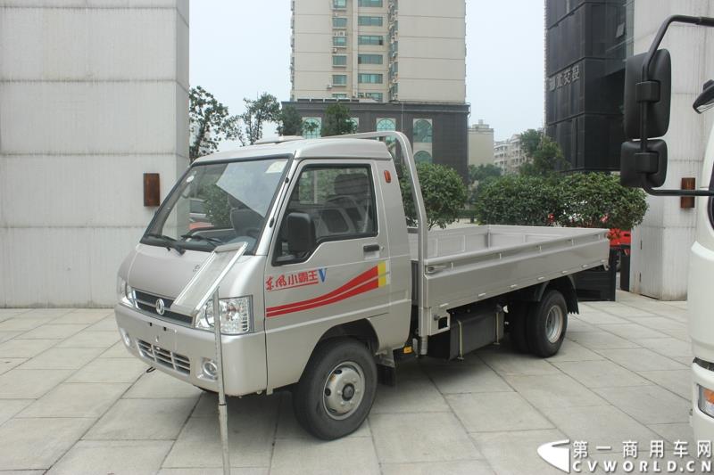 7月18日，由东风汽车股份有限公司举办的“东风汽车中国卡友节油挑战赛在江城武汉正式启动。此次节油挑战赛海选赛事的最大特点就是对参赛选手设置低门槛，凡是符合B2及以上驾照，驾龄在2年以的司机均可驾驶6米及以上的自购轻卡前来参赛，且参赛车型不分品牌、不限地域、采用全开放的形式举行。图为：东风小霸王V国IV柴油车型