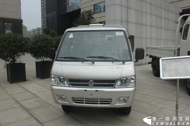 7月18日，由东风汽车股份有限公司举办的“东风汽车中国卡友节油挑战赛在江城武汉正式启动。此次节油挑战赛海选赛事的最大特点就是对参赛选手设置低门槛，凡是符合B2及以上驾照，驾龄在2年以的司机均可驾驶6米及以上的自购轻卡前来参赛，且参赛车型不分品牌、不限地域、采用全开放的形式举行。图为：东风小霸王V国IV柴油车型