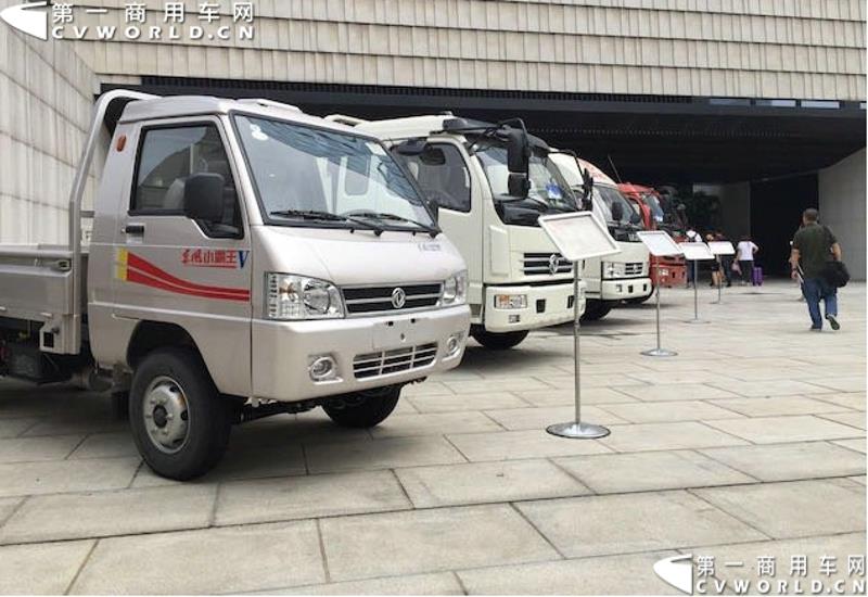 7月18日，由东风汽车股份有限公司举办的“东风汽车中国卡友节油挑战赛在江城武汉正式启动。此次节油挑战赛海选赛事的最大特点就是对参赛选手设置低门槛，凡是符合B2及以上驾照，驾龄在2年以的司机均可驾驶6米及以上的自购轻卡前来参赛，且参赛车型不分品牌、不限地域、采用全开放的形式举行。图为：会场外展出的东风轻卡主打车型