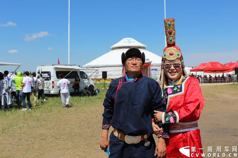 7月末，继举办了三届大型房车自驾游后，上汽大通迎来了第四届房车活动。图为：“新郎”接“新娘 ”